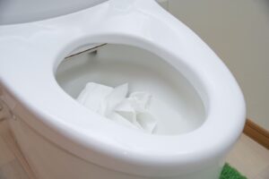 ティッシュをトイレに流しちゃった…詰まる原因と今すぐできる解決法8選 - 富士水道センター