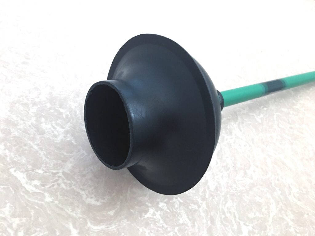 配送管の汚れを手で触らずに掃除する方法