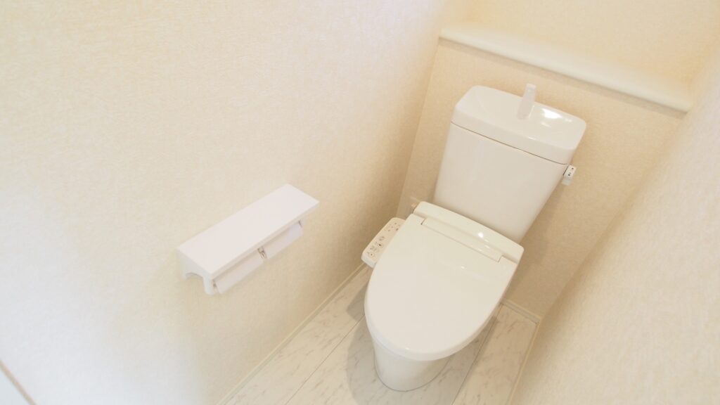 トイレの床の水漏れに気づいたときの注意点とは？