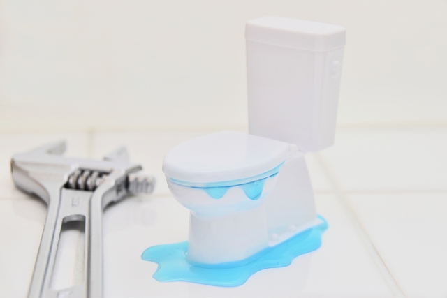 トイレの床が水漏れしているかも！応急処置の仕方は？