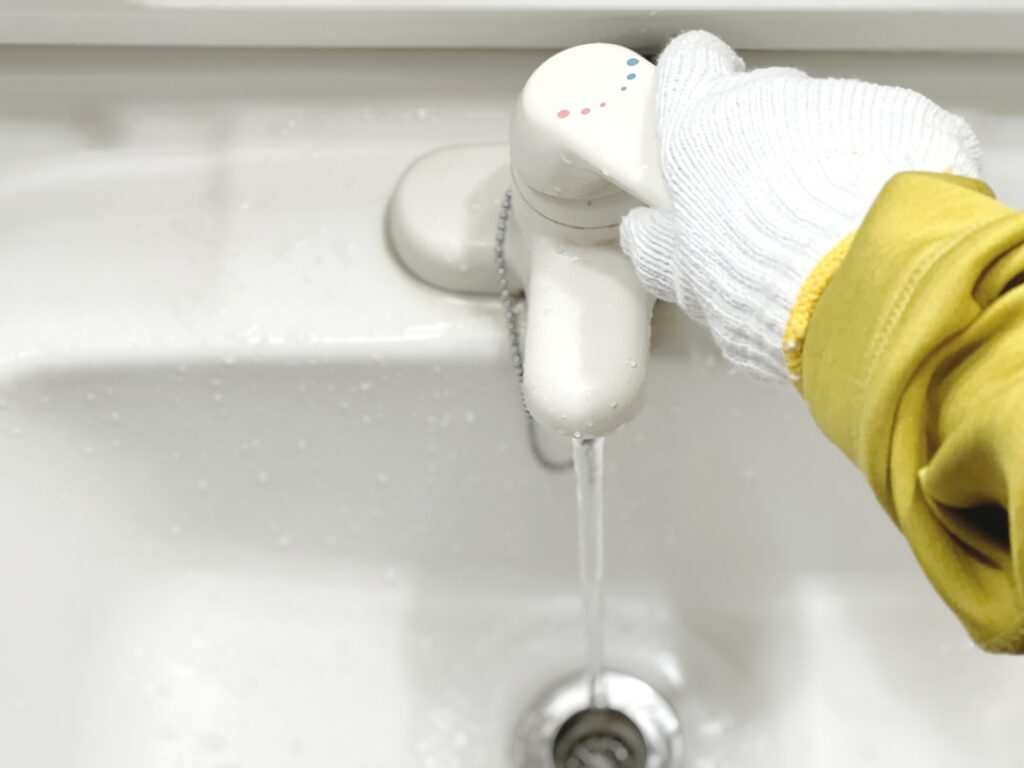 シンク下からの水漏れが起きた場合の対処法は?