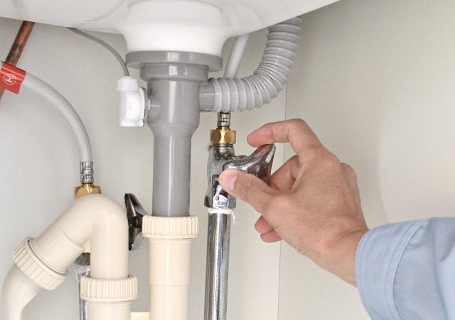 止水栓や元栓を閉める