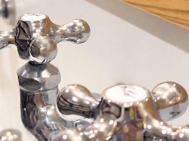 台付き蛇口は交換費用が高い？構造の違いと注意点