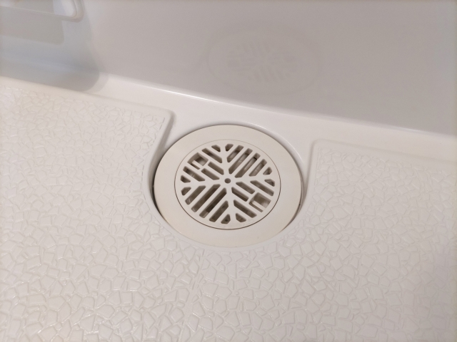 お風呂の排水溝の臭いを取る方法｜洗剤別の最適なやり方