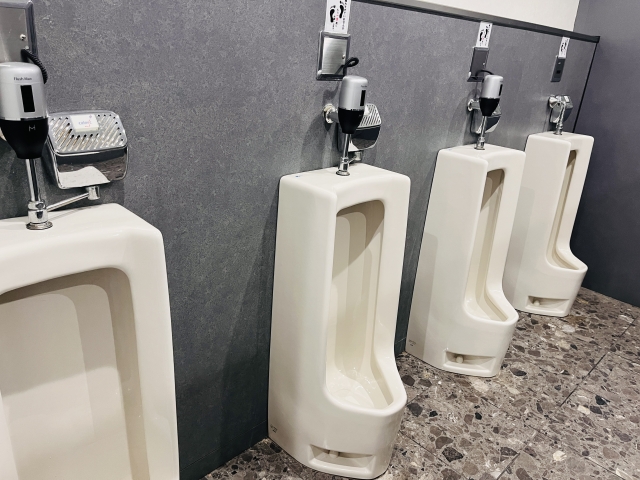 小便器の詰まりが起こりやすい状況は?