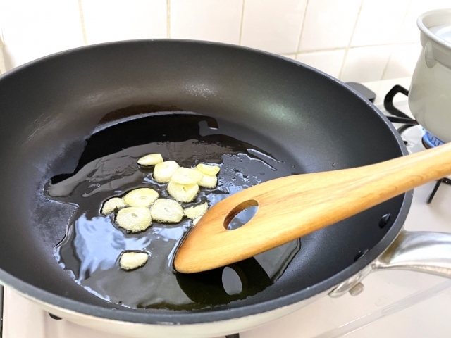 少量なら大丈夫？油が排水管を詰まらせる仕組み